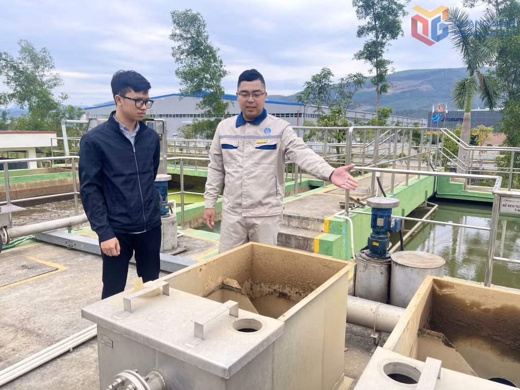 Cán bộ phụ trách Trạm xử lý nước thải KCN Đông Mai giới thiệu quy trình xử lý nước thải tại Trạm. Ảnh: Hoàng Anh