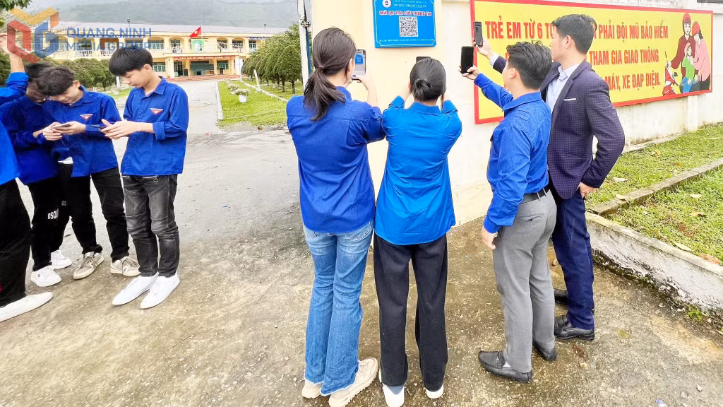Hệ thống quét mã QR tại cổng trường đã được đưa vào sử dụng, giúp học sinh điểm danh khi đến và rời trường.