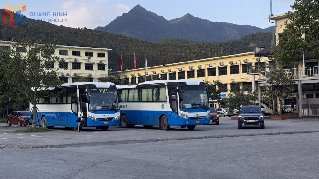Xe ca đưa đón công nhân mỏ Than Nam Mẫu.