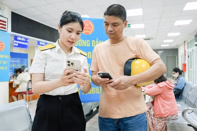 Hướng dẫn cho người dân Hà Nội đến làm thủ tục thuế tại Cơ sở 4. Ảnh: Hải Nguyễn