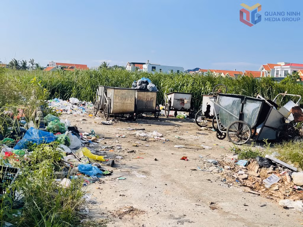 Điểm trung chuyển rác thôn Sông Khoai 9 gần khu dân cư gây ảnh hưởng đến môi trường sống của nhân dân. Ảnh chụp ngày 20/10/2025