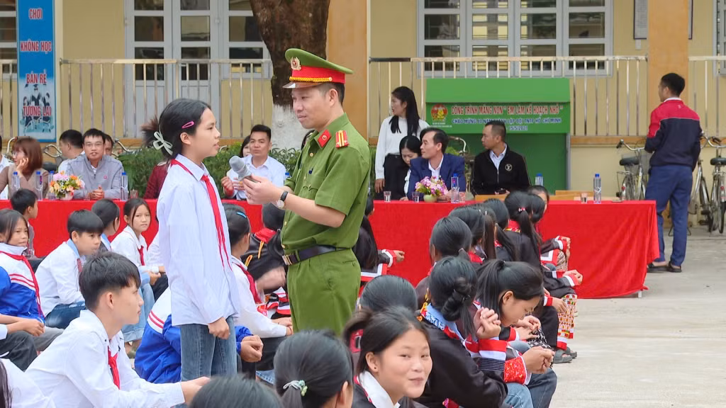 Công an xã Quảng Sơn (huyện Hải Hà) tuyên truyền luật giao thông tại Trường PTDT bán trú THCS Quảng Sơn, năm học 2024-2025. Ảnh: Nguyễn Duy