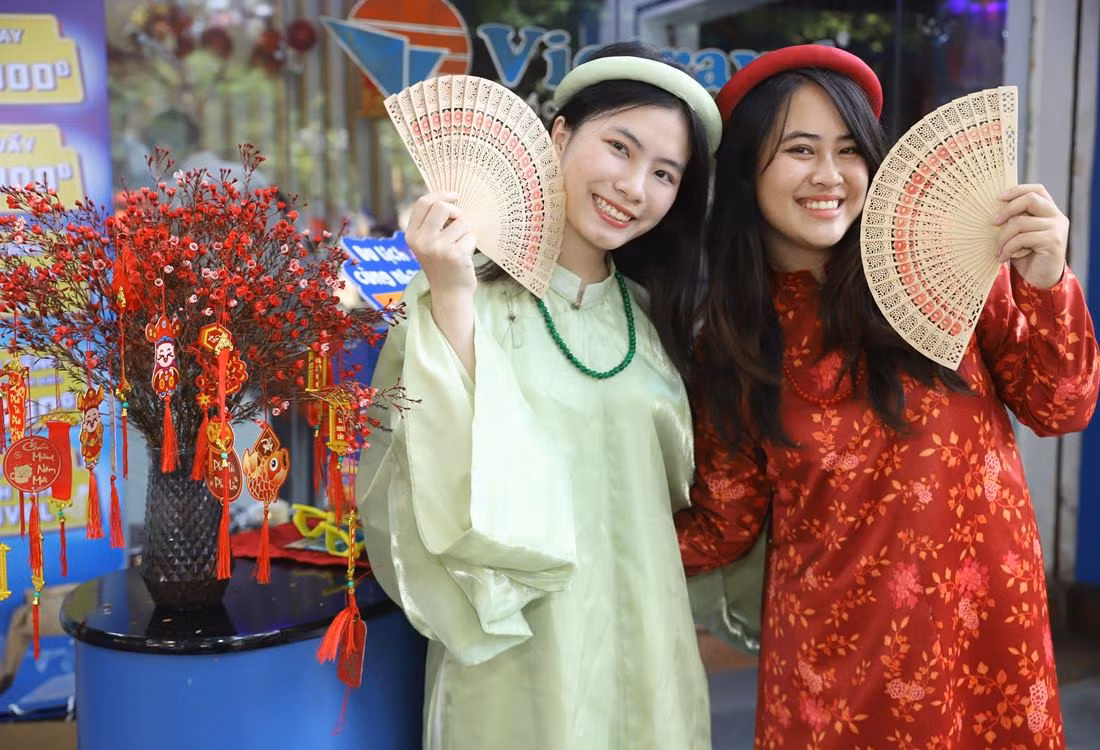 Lễ hội áo dài du lịch Hà Nội năm 2025 (tổ chức thường niên lần thứ 4) tại Bảo tàng Hà Nội và khu vực hồ Hoàn Kiếm với loạt hoạt động hấp dẫn. Ảnh: Hà Anh