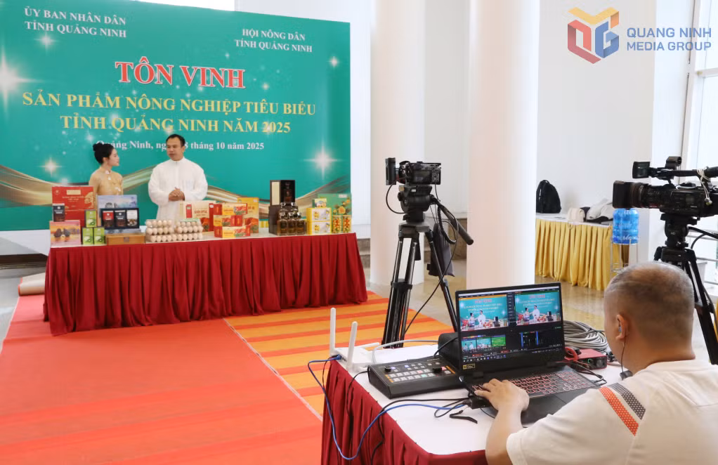 Các doanh nghiệp, hợp tác xã livestream giới thiệu sản phẩm nông nghiệp trên các nền tảng mạng xã hội.