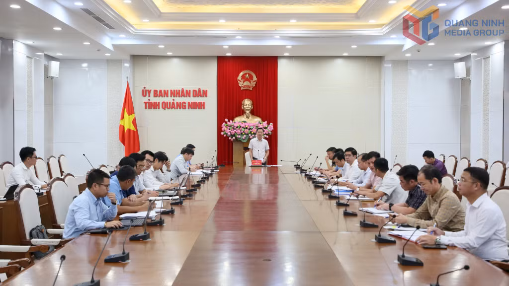 Đồng chí Lê Văn Ánh, Phó Chủ tịch UBND tỉnh chủ trì cuộc họp, chỉ đạo đẩy nhanh tiến độ giải phóng mặt bằng Khu công nghiệp Sông Khoai.