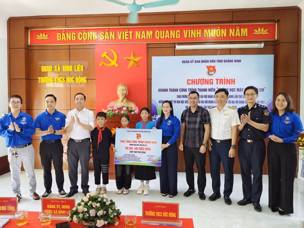 Đoàn Thanh niên UBND tỉnh trao tặng