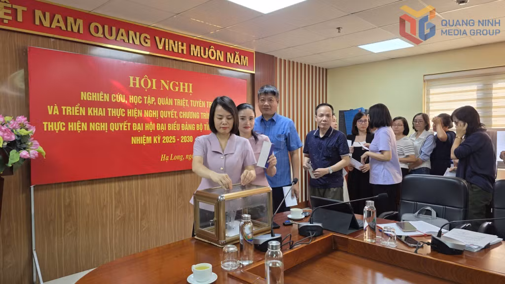 Cán bộ, CCVC, người lao động Báo và Phát thanh truyền hình Quảng Ninh quyên góp ủng hộ đồng bào vùng lũ.