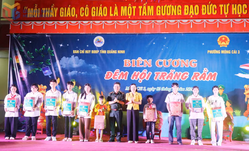 Thượng tá Lê Quang Chiểu, Phó Chính ủy BĐBP tỉnh cùng Lãnh đạo Phường Móng Cái 3 tặng quà cho các em thiếu nhi. (Ảnh: Xuân Hùng - BĐBP tỉnh)