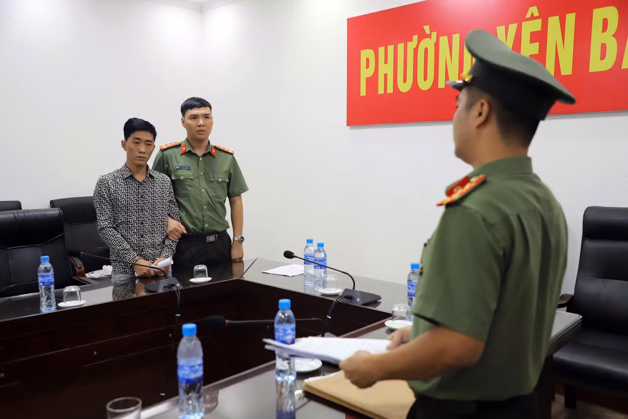 Cơ quan An ninh điều tra Công an tỉnh Lào Cai tống đạt các quyết định khởi tố bị can và lệnh bắt tạm giam các đối tượng. Ảnh: Đỗ Huy