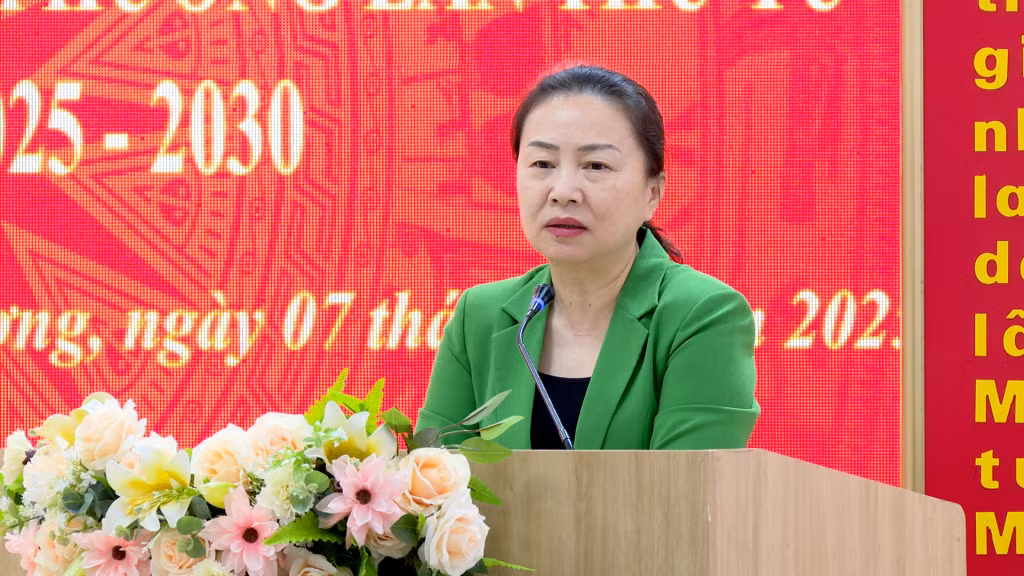 Đồng chí Vi Ngọc Bích, Ủy viên Ban Thường vụ, Trưởng Ban Tổ chức Tỉnh uỷ phát biểu chỉ đạo hội nghị.