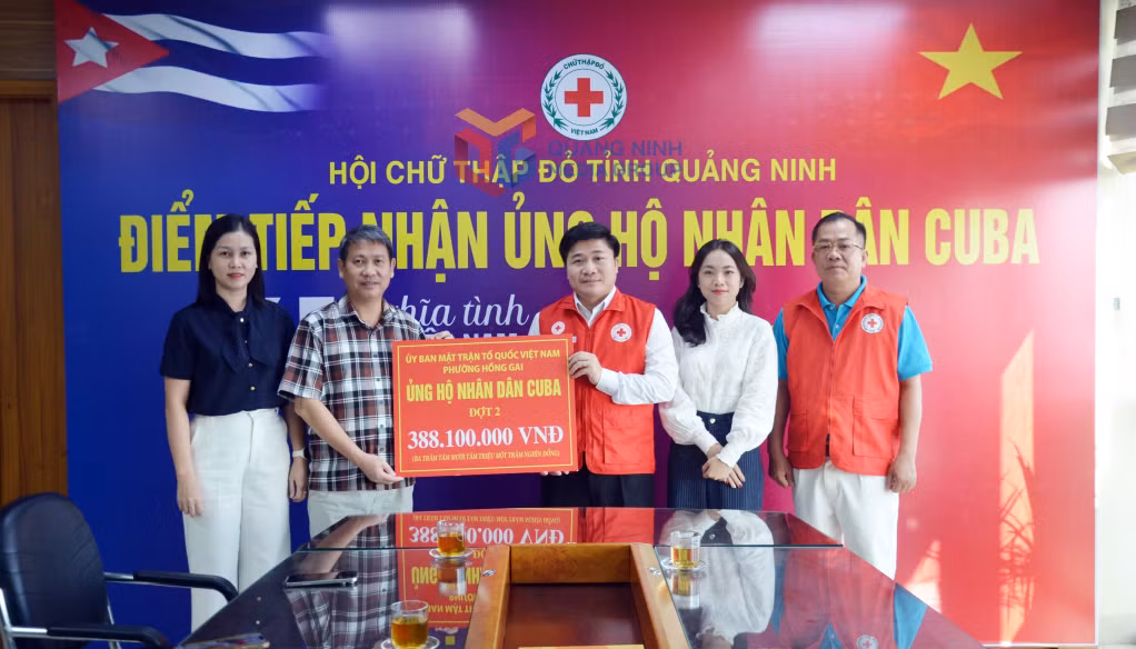 Chủ tịch Hội Chữ thập đỏ tỉnh Quảng Ninh Lý Văn Thành tiếp nhận số tiền 388,1 triệu đồng từ Chủ tịch Ủy ban MTTQ phường Hồng Gai Nguyễn Xuân Trường để ủng hộ nhân dân Cu Ba.