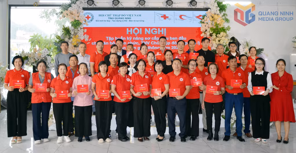 Các học viên được Hội Chữ thập đỏ tỉnh cấp giấy chứng nhận tham gia hội nghị tập huấn kỹ năng sơ cấp cứu ban đầu năm 2025.