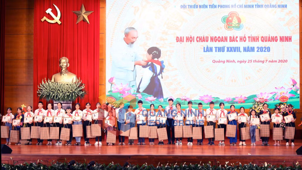 Ban Tổ chức trao quà và khen thưởng cho các đại biểu cháu ngoan Bác Hồ tỉnh Quảng Ninh lần thứ XXVII (7-2020). Ảnh: Bá Trinh