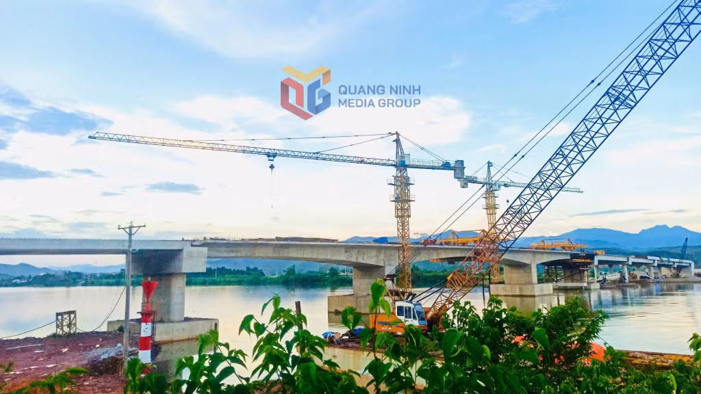 Cầu vượt sông Tiên Yên thuộc dự án tuyến đường kết nối QL4B đến QL18 đang được gấp rút hoàn thành. Ảnh: Mạnh Trường