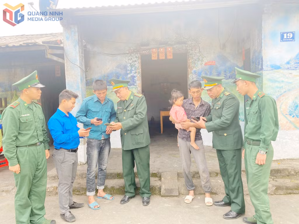 Cán bộ Đồn BP Pò Hèn hướng dẫn người dân KVBG sử dụng an toàn các phần mềm, nền tảng số.