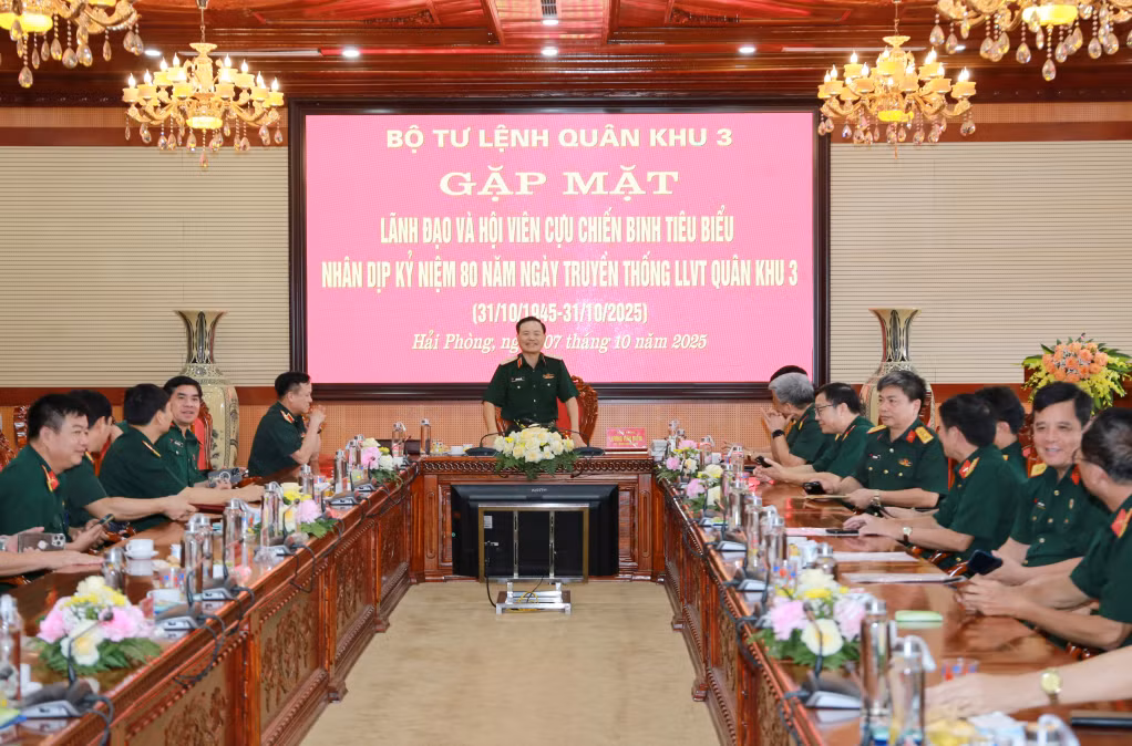 Thiếu tướng Lương Văn Kiểm, Phó Bí thư Đảng ủy, Tư lệnh Quân khu chủ trì buổi gặp mặt.