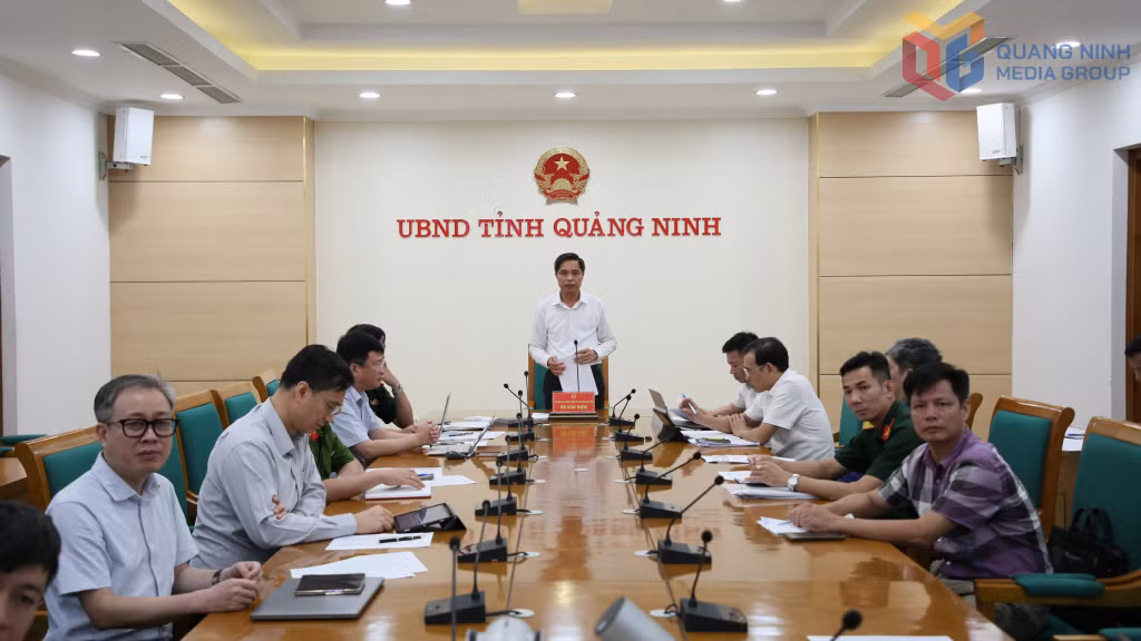 Đồng chí Vũ Văn Diện, Phó Chủ tịch Thường trực UBND tỉnh báo cáo về công tác ứng phó với bão số 11 của tỉnh Quảng Ninh.