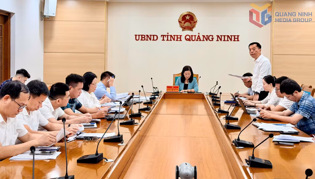 Đại diện Sở Văn hóa, Thể thao và du lịch báo cáo tình hình hoạt động du lịch 9 tháng và phương hướng nhiệm vụ những tháng cuối năm 2025.