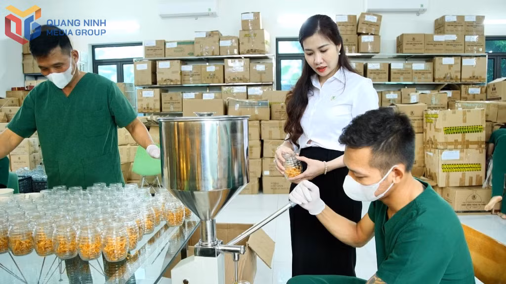 Chị Nguyễn Thị Mai Phương kiểm tra quy trình sản xuất mật ong đông trùng hạ thảo tại công ty.