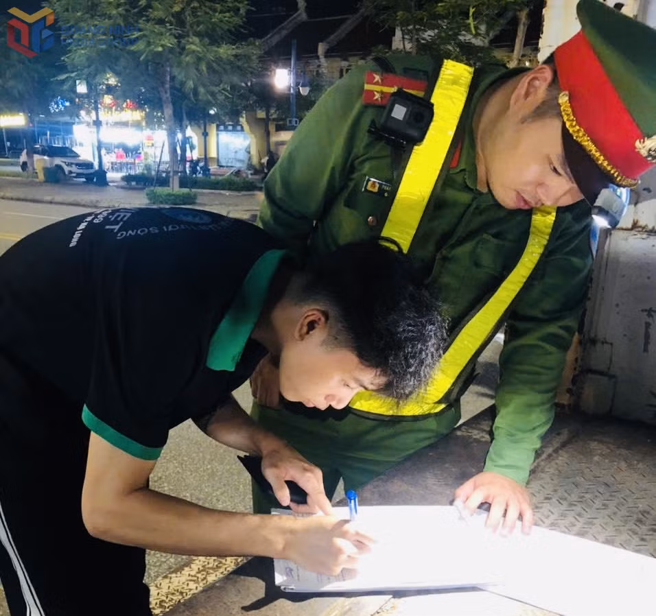 Công an phường Bãi Cháy xử lý thanh thiếu niên vi phạm Luật giao thông.