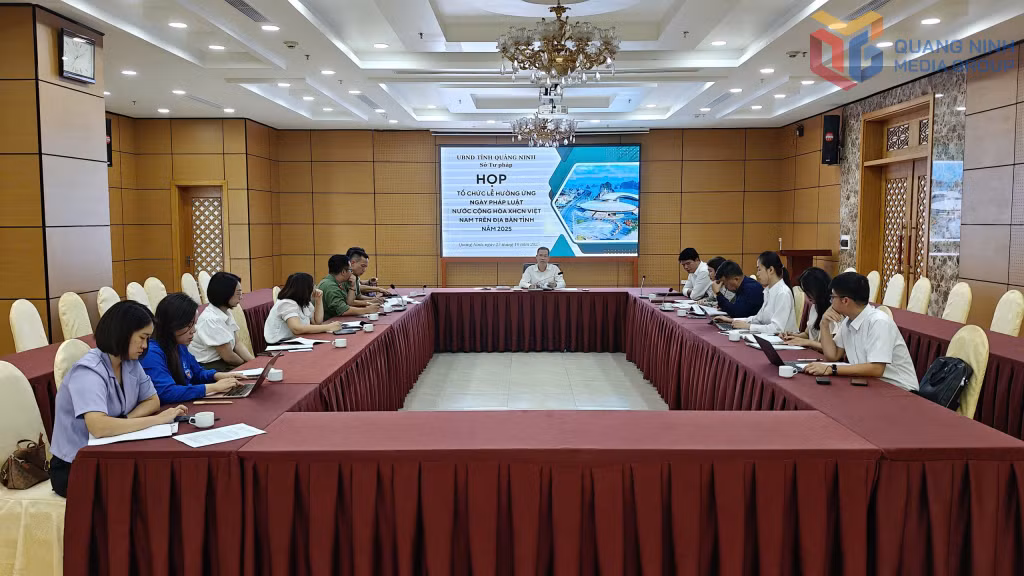 Quang cảnh cuộc họp.