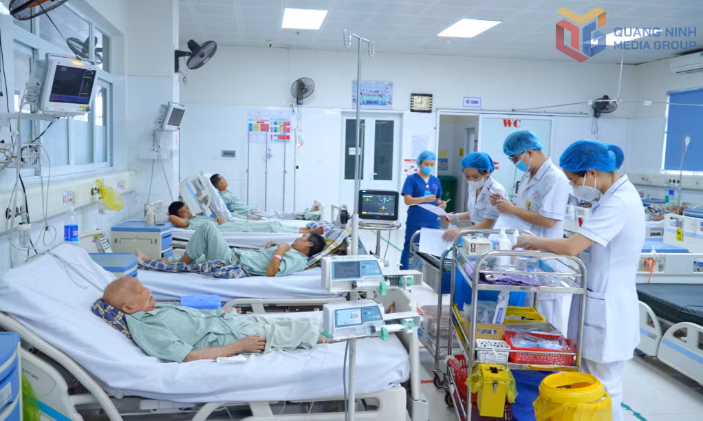 Cán bộ y tế Trung tâm Y tế Hải Hà điều trị, chăm sóc người bệnh đang hồi sức cấp cứu.