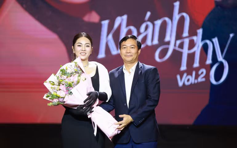 Phó Tổng Giám đốc-Phó Tổng Biên tập Đài Phát thanh và Truyền hình Hà Nội Nguyễn Tiến Dũngtặng hoa chúc mừng ca sĩ Khánh Thy tại lễ ra mắt album thứ hai của cô.