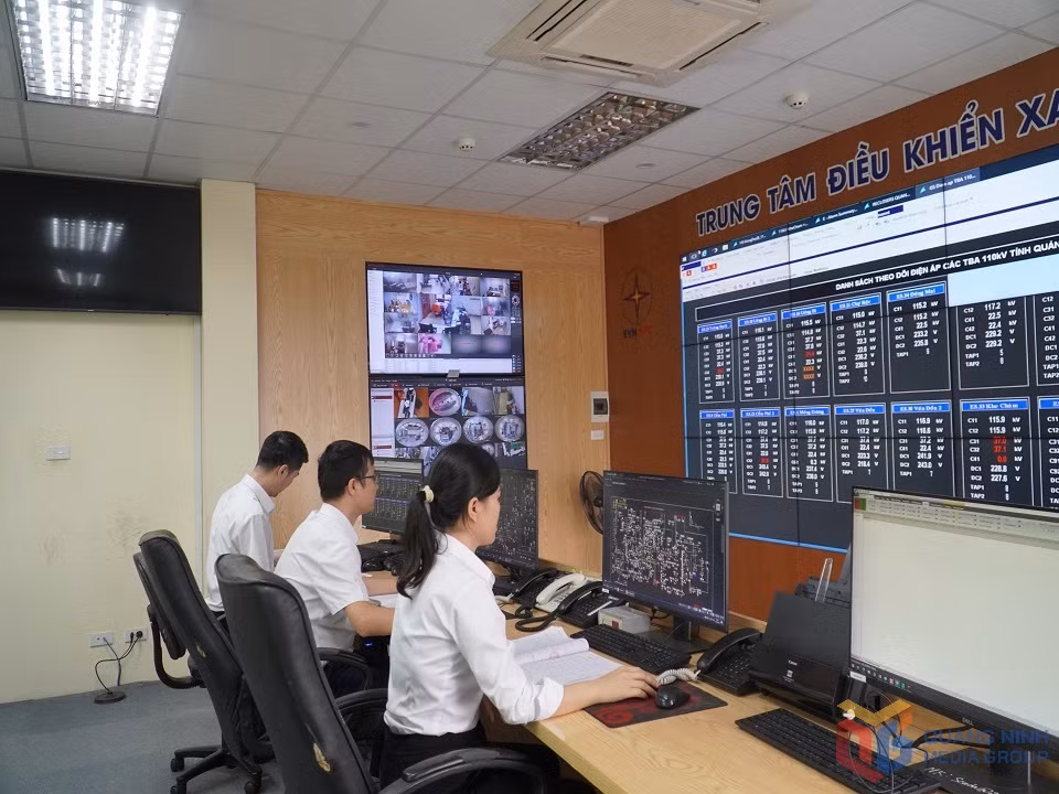 Toàn bộ các thao tác vận hành, đóng cắt thiết bị của các trạm biến áp đều được thực hiện tại Trung tâm điều khiển xa.