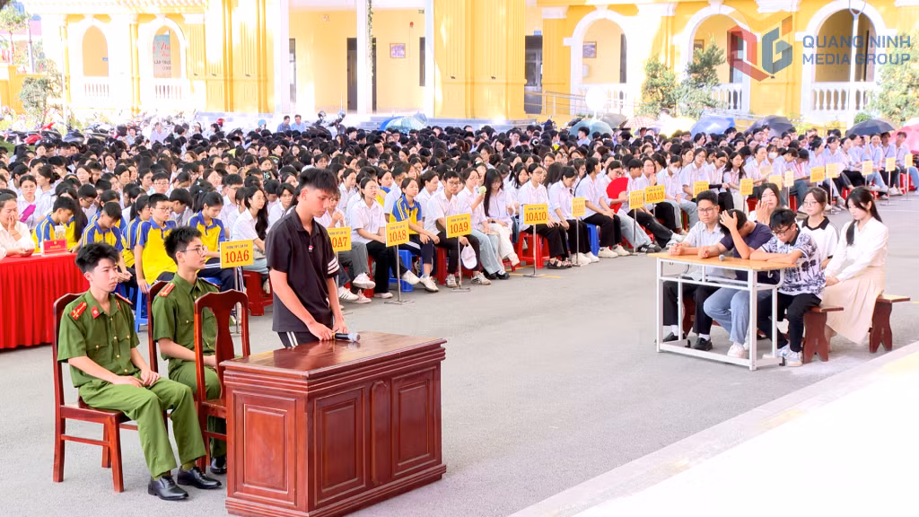 Trên 1.000 học sinh Trường THPT Cẩm Phả theo dõi Phiên tòa giả định.