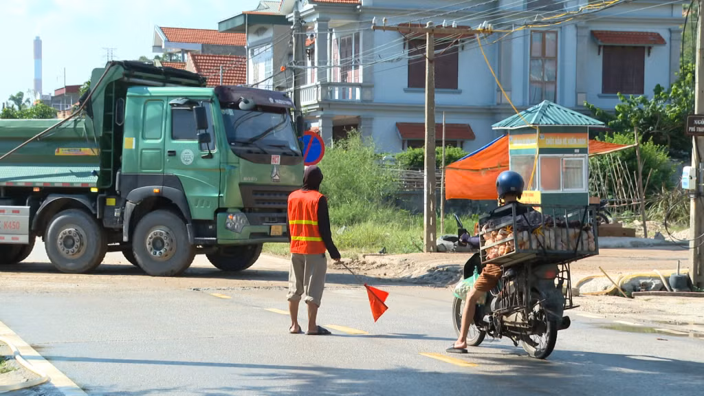 Đơn vị vận chuyển đã chủ động bố trí người cảnh báo giao thông sau khi nhận phản ánh.