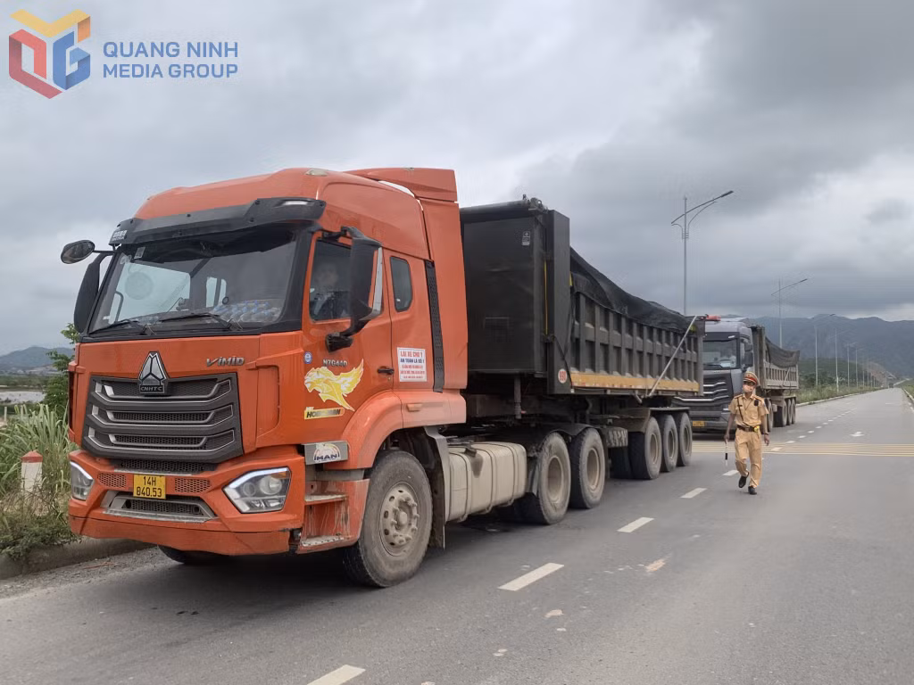 Đội CSGT Đường bộ số 2 (Phòng CSGT, Công an tỉnh) kiểm tra chặt chẽ phương tiện vận tải trên QL279, tuyến đi qua địa bàn được giao quản lý.