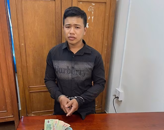 Lực lượng Công an của tỉnh Đồng Tháp đã bắt giữ đối tượng có liên quan đến 3 vụ cướp giật tài sản trên địa bàn. Ảnh: Công an tỉnh Đồng Tháp