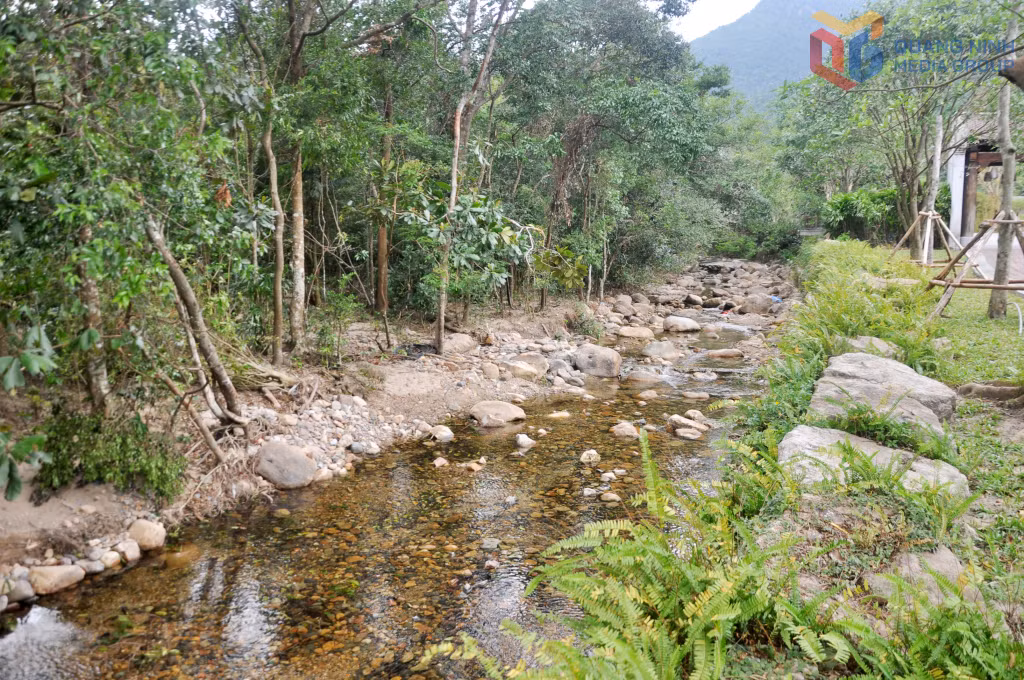 Mùa thu đông cũng là mùa đẹp nhất của Yên Tử. Không khí dịu mát, suối Giải Oan trong vắt, thấy cả những viên cuội nhỏ dưới lòng suối.