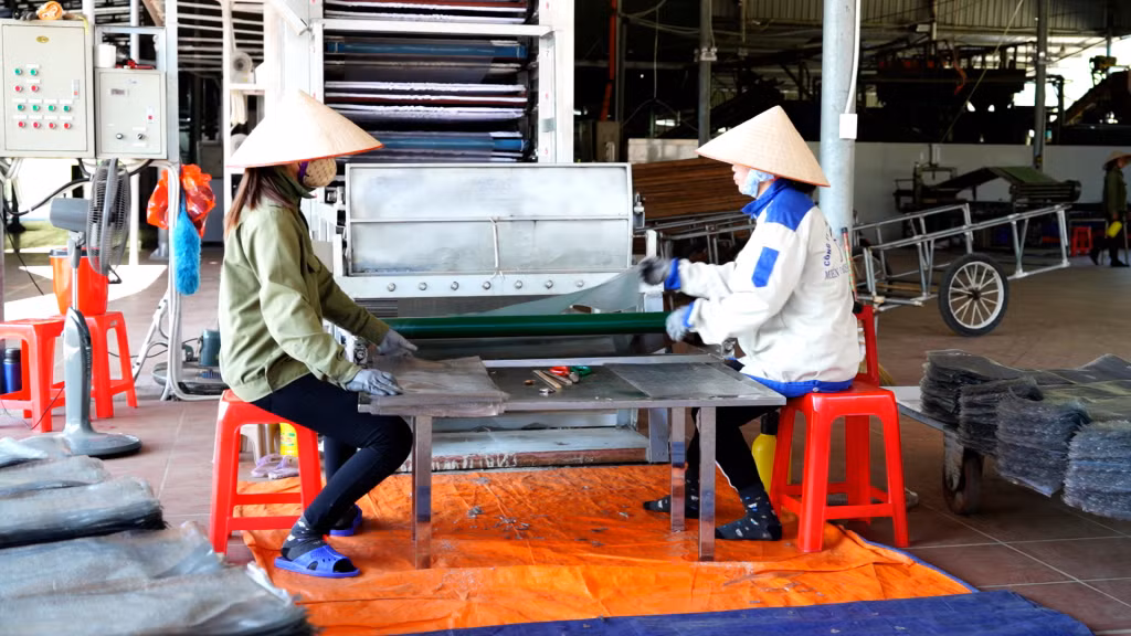 Công nhân Công ty CP Thương mại và Dịch vụ Bình Liêu vận hành dây chuyền sản xuất miến hiện đại.