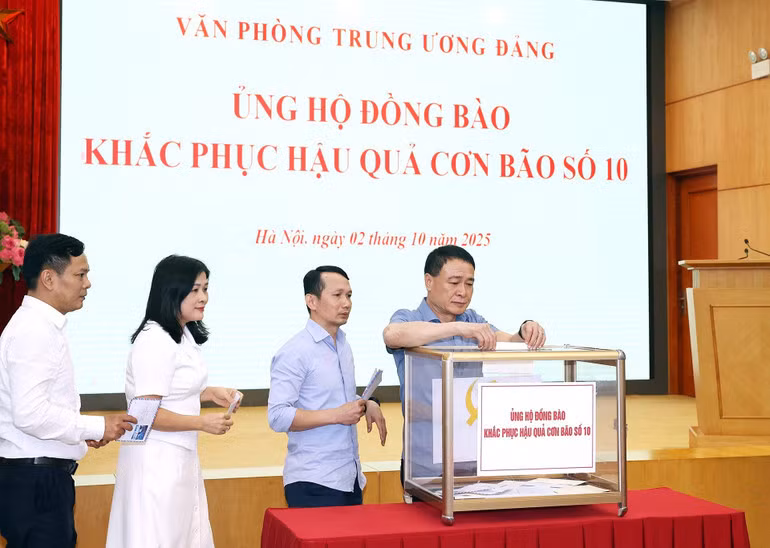 Cán bộ, nhân viên văn phòng Trung ương ủng hộ đồng bào khắc phục hậu quả cơn bão số 10. (Ảnh: TTXVN)
