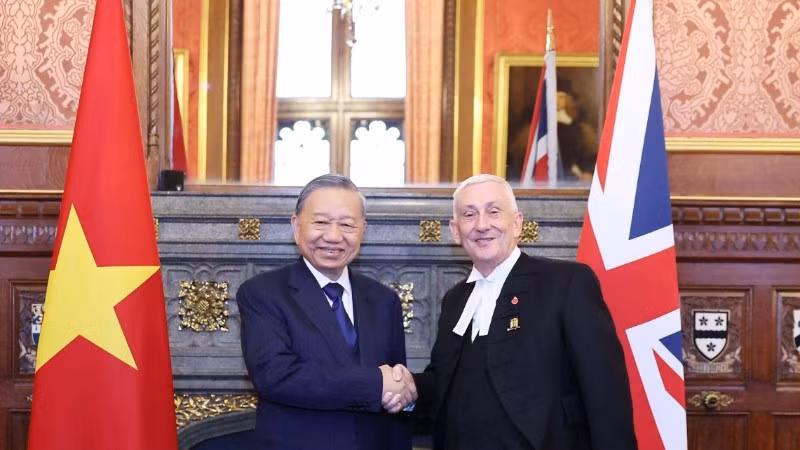 Tổng Bí thư Tô Lâm hội kiến Chủ tịch Hạ viện Anh Lindsay Hoyle. (Ảnh: Thống Nhất/TTXVN)
