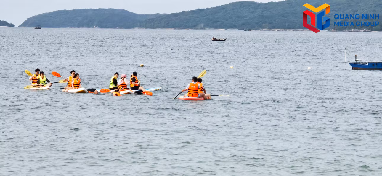 Du khách trải nghiệm chèo thuyền kayak tại bãi tắm Hồng Vàn.