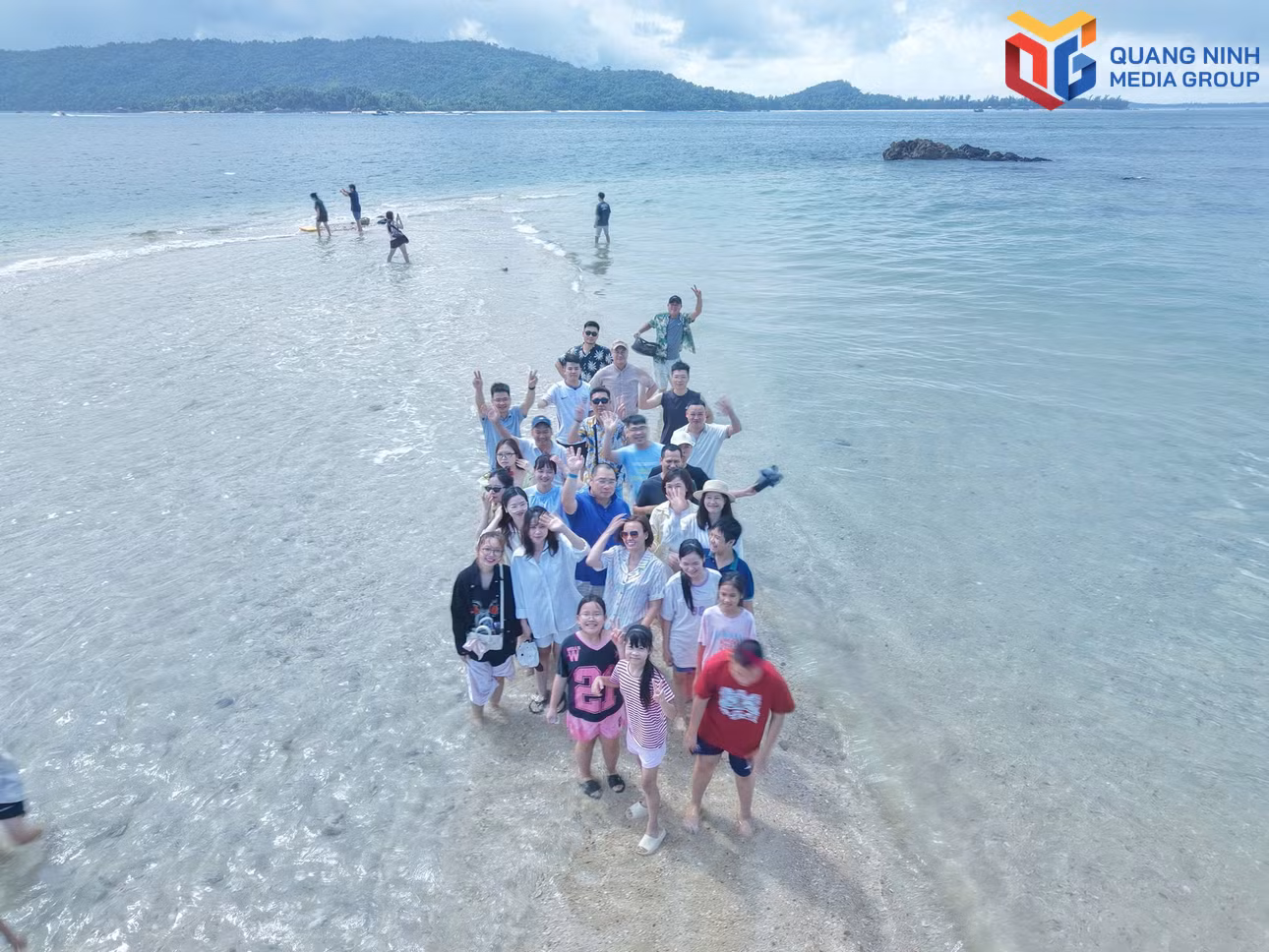 Anh Phạm Ngọc Sơn cùng nhóm bạn lưu lại khoảnh khắc tại Con đường Tùy duyên - Hòn Cá Chép trong hành trình khám phá Cô Tô.
