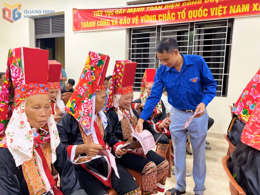 Đoàn viên thanh niên xã Điền Xá tổ chức lớp Bình dân học vụ số tại nhà văn hóa thôn Liên Hòa cho người dân trên địa bàn. Ảnh: Vân Anh