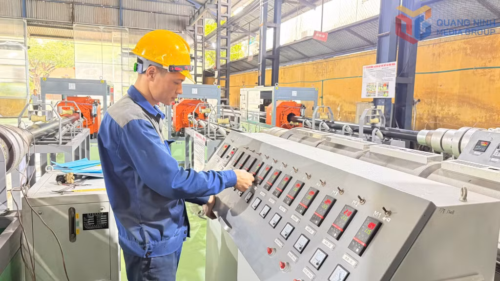 Công ty CP Cơ khí Hòn Gai đầu tư hàng loạt máy sản xuất công nghệ mới nhằm nâng cao năng suất và an toàn lao động. Ảnh: Thanh Hằng