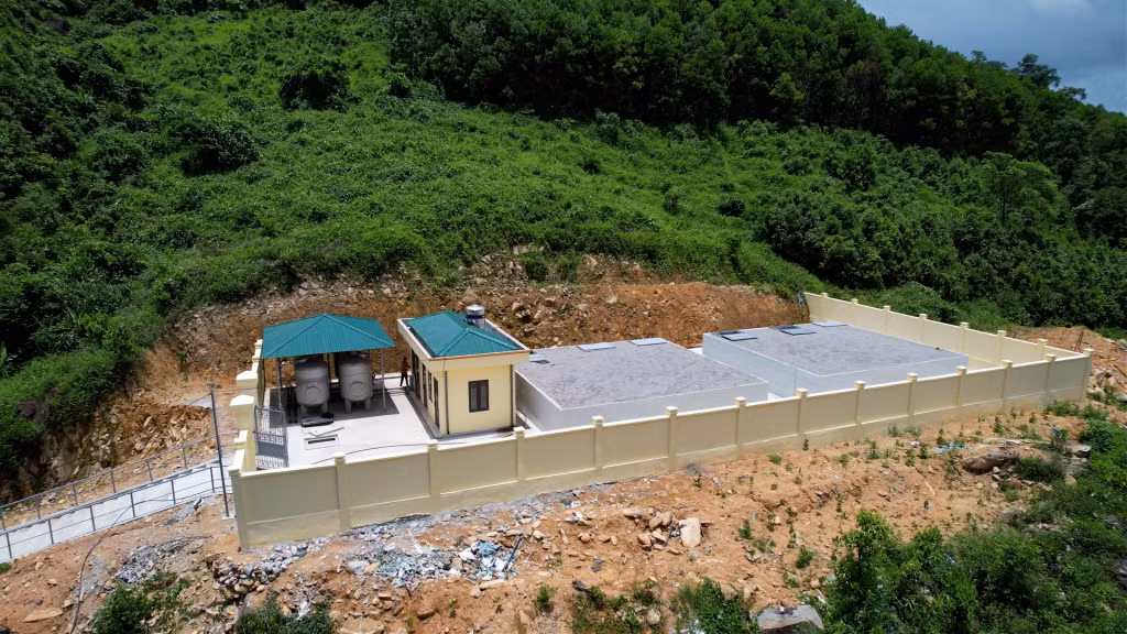 Công trình đập dâng nước Khe San và hệ thống đường ống, bể chứa, bể lọc cung cấp nguồn nước sạch cho gần 1.000 hộ dân ở xã Phong Dụ (huyện Tiên Yên).