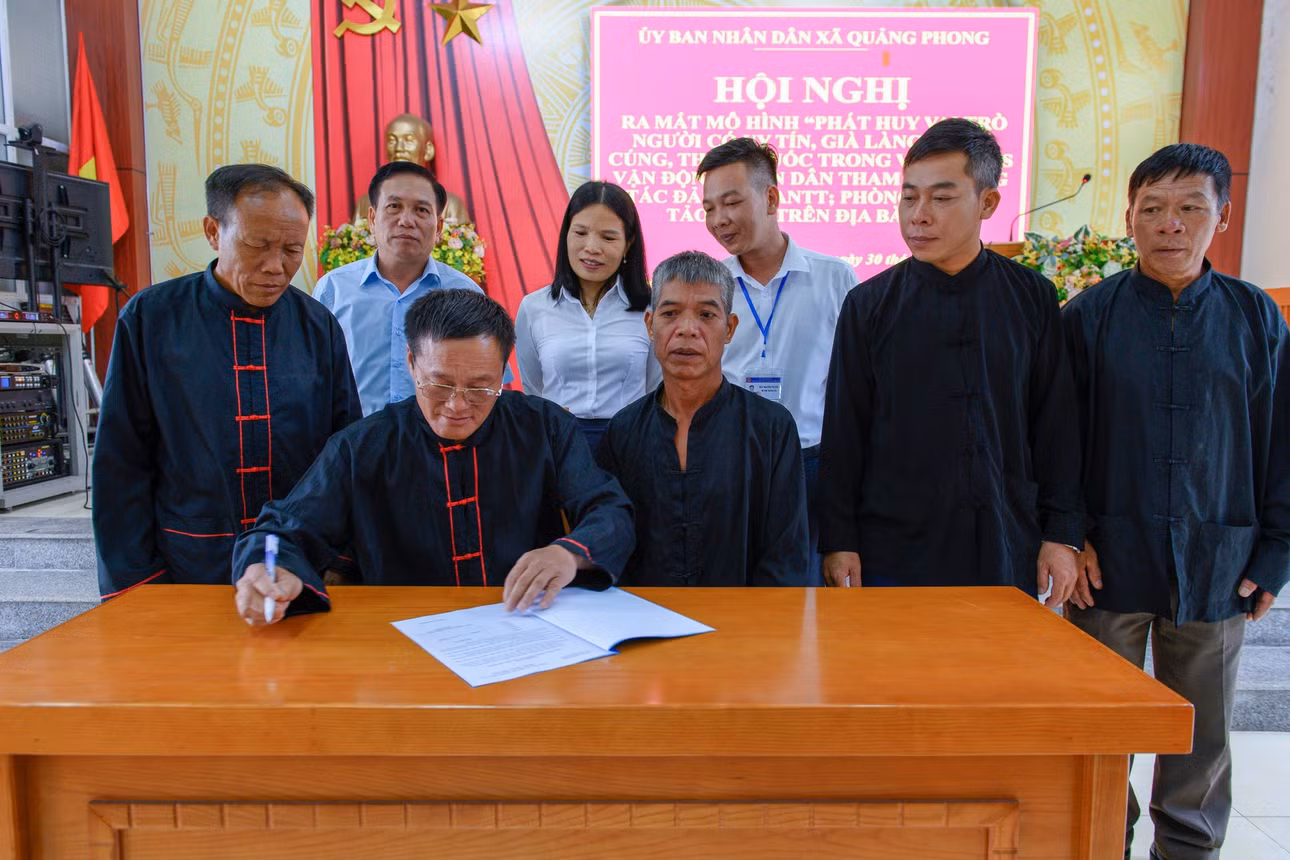 Xã Quảng Long (Hải Hà) ra mắt Câu lạc bộ phát huy vai trò người uy tín, già làng, trường bản trong vận động người dân phòng, chống tảo hôn tháng 10- 2023. Ảnh Thanh Nhàn (Ban Dân tộc tỉnh).