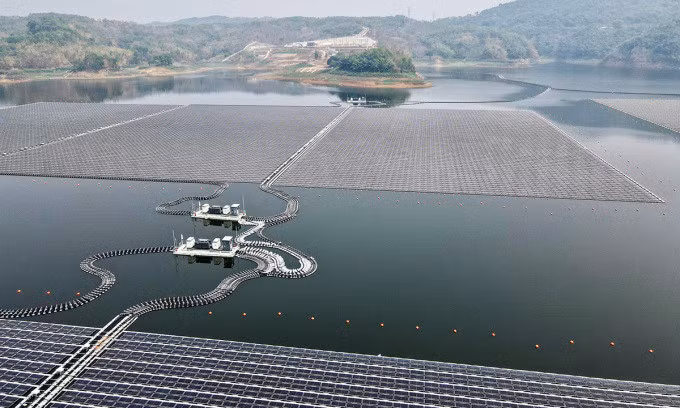 Nhà máy điện mặt trời nổi mới được xây dựng trên hồ nước ở Tây Java. Ảnh: Bay Ismoyo/AFP