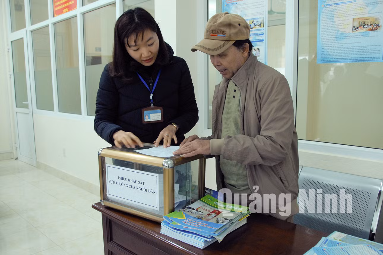 Người dân xã Phong Cốc (TX Quảng Yên) đánh giá sự hài lòng sau khi làm việc tại Bộ phận tiếp nhận và trả kết quả hiện đại của phường (1-2019). Ảnh: Hoàng Giang