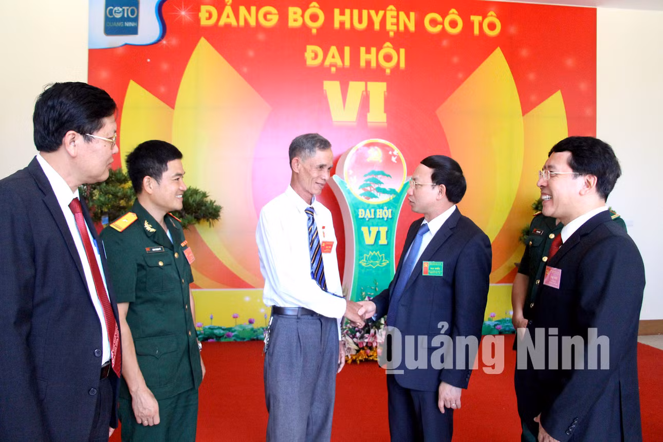 Đồng chí Nguyễn Xuân Ký, Bí thư Tỉnh ủy, Chủ tịch HĐND tỉnh trò chuyện với các đại biểu dự đại hội (7-2020). Ảnh: Thu Chung