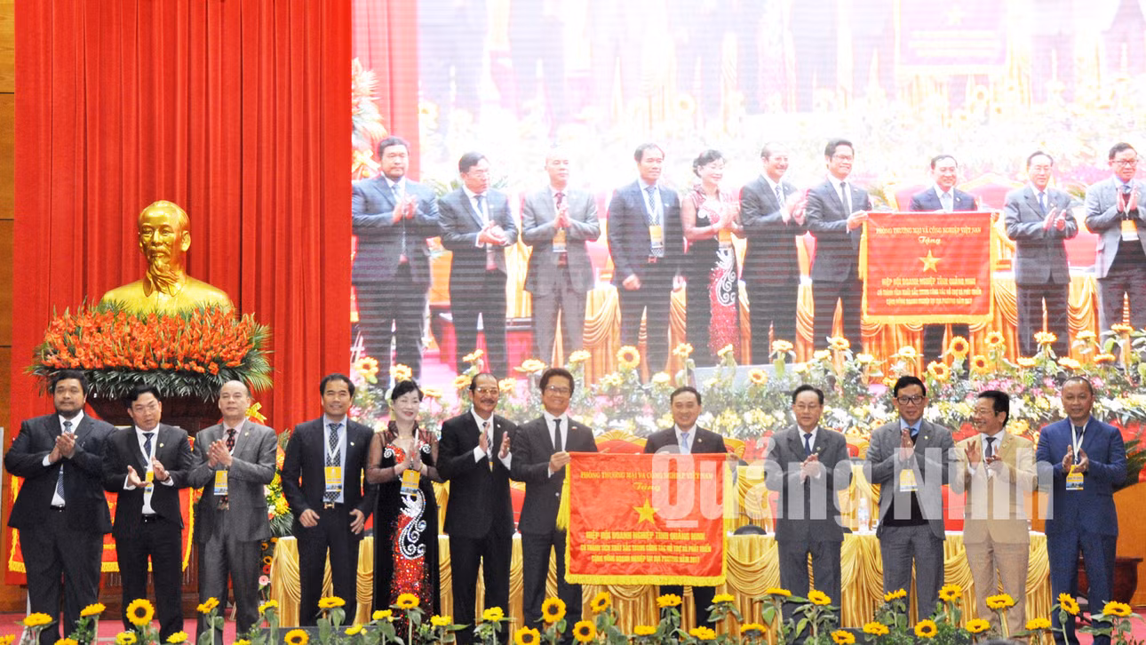 Lãnh đạo tỉnh và VCCI Việt Nam trao tặng cờ...