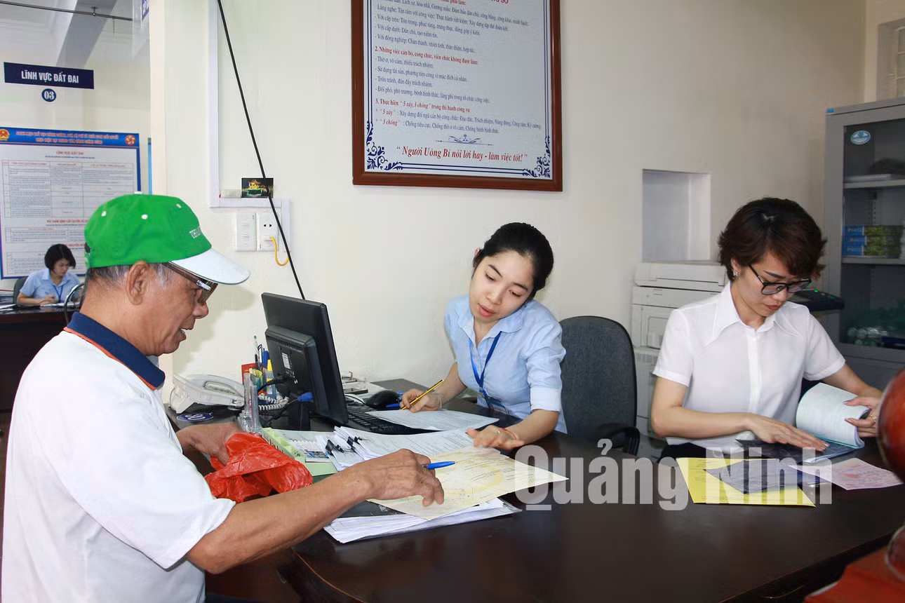 CBCC Trung tâm Phục vụ hành chính công TP Uông Bí tận tình hướng dẫn người dân giải quyết thủ tục hành chính (7-2019). Ảnh: Mạnh Trường