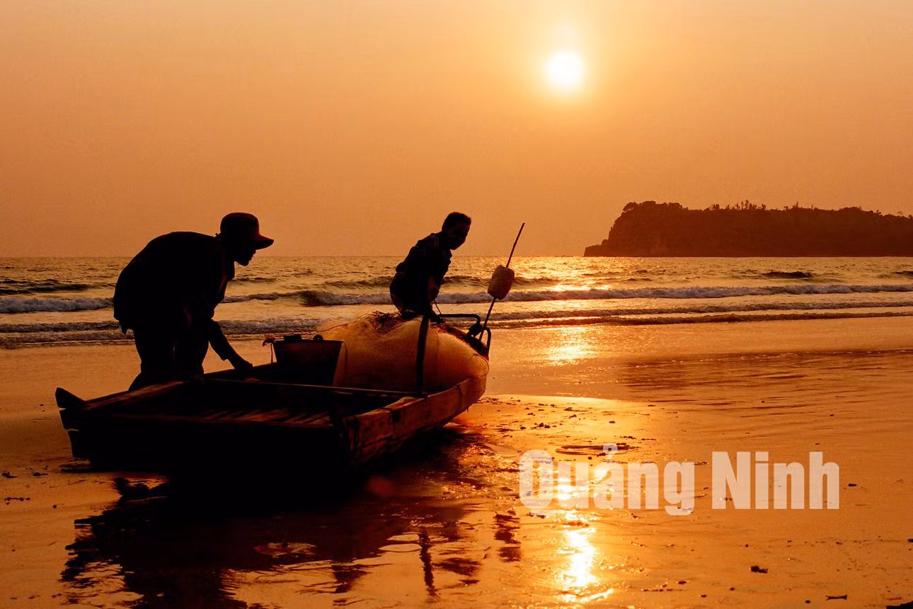 Bình minh trên đảo Minh Châu. Ảnh: Dương Phượng Đại (CTV)