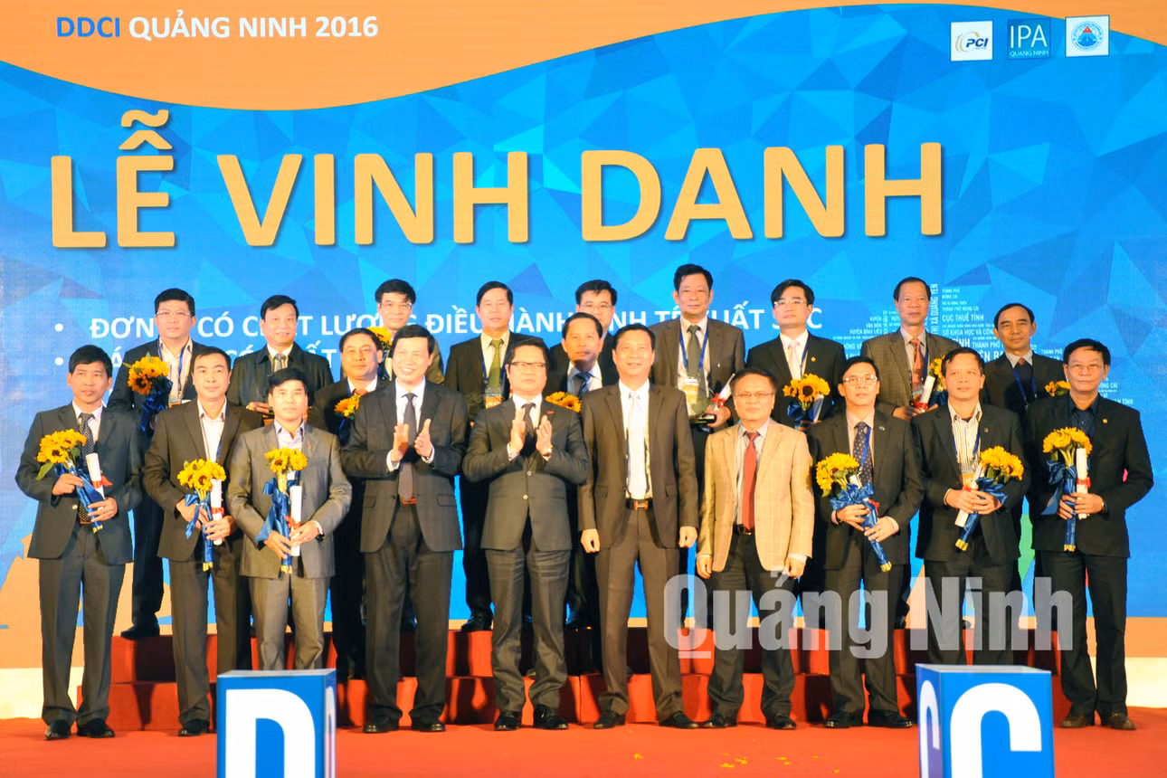 Lãnh đạo tỉnh trao kỷ niệm chương cho các sở, ban, ngành, địa phương và cá nhân lãnh đạo các đơn vị có chất lượng điều hành xuất sắc trong DDCI 2016.
