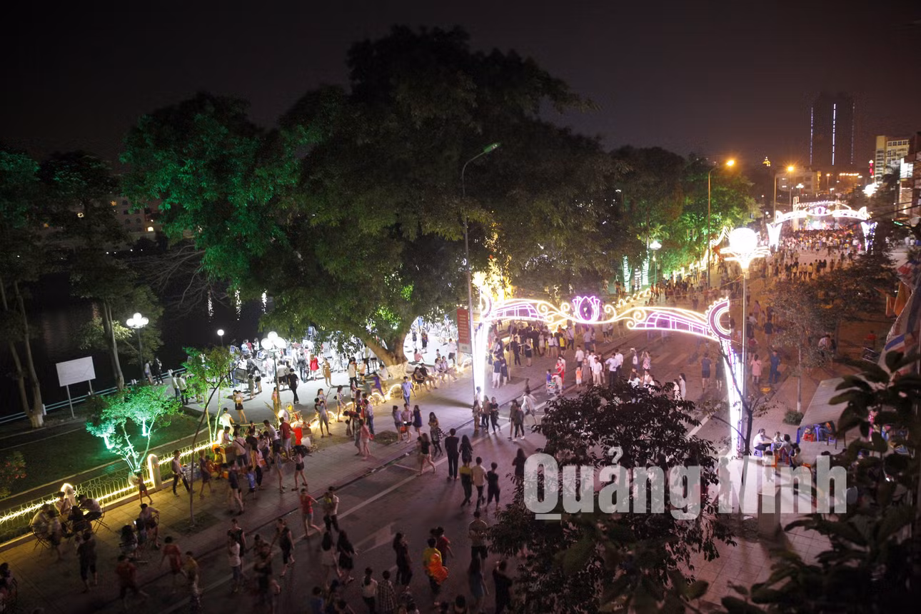 Phố đi bộ Hòa Lạc (4-2018). Ảnh: Thái Cảnh
